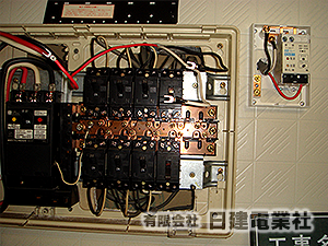 分電盤の漏電ブレーカー一次側L2端子に接続
